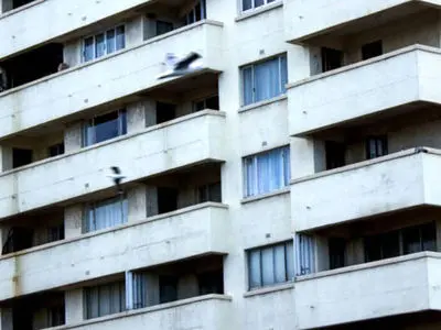 فیلم لحظه سقوط هولناک کودک دو ساله / حال عمومی کودک چگونه است؟