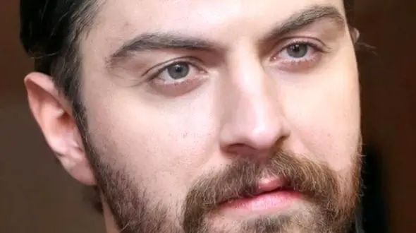 فیلم/ نوازندگی احساسی و آرامش بخش امیرحسین فتحی، بازیگر جنجالی سریال «شغال» در سکوت فرحبخش کویر/ آقای بازیگر چند مرده حلاجه