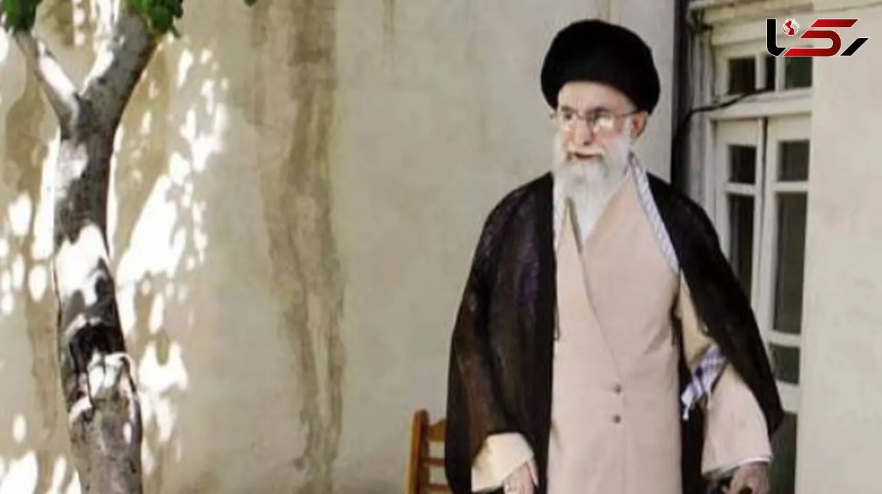 مات و مبهوت شدن بعد دیدن سادگی خانه رهبری انقلاب در این فیلم / از درب ورودی  قدیمی  تا دیوارهای سیمانی نم گرفته حیاط خانه اش + عکس ها