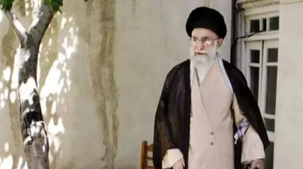 مات و مبهوت شدن بعد دیدن سادگی خانه رهبری انقلاب در این فیلم / از درب ورودی  قدیمی  تا دیوارهای سیمانی نم گرفته حیاط خانه اش + عکس ها