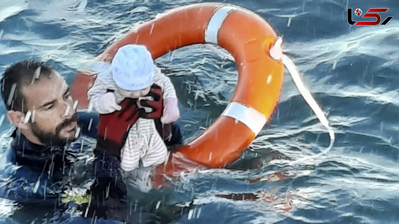 نجات یک نوزاد مهاجر از میان امواج مدیترانه توسط گارد مدنی اسپانیا
