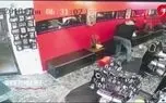 حمله مرد به زنش در آرایشگاه با پیچ‌گوشتی+ فیلم