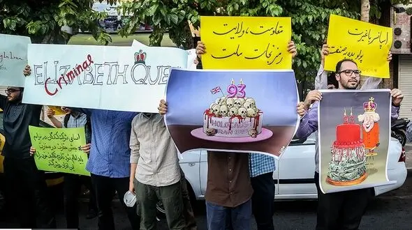 تجمع دانشجویان مقابل سفارت انگلیس