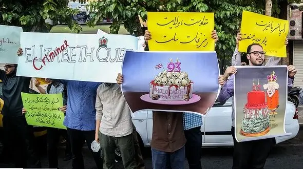 تجمع دانشجویان مقابل سفارت انگلیس