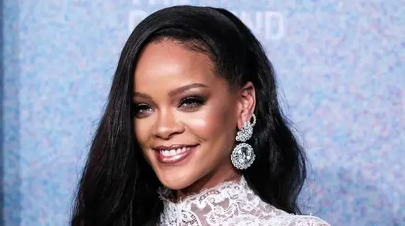 تیپ اسپرت ریحانا متفاوت از همیشه در خیابان