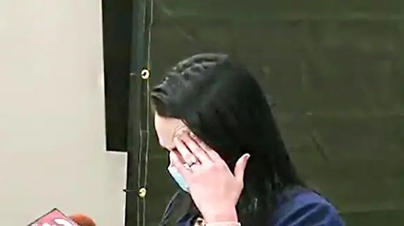 اتفاق بد برای خانم پرستار بعد از تزریق واکسن کرونا  + فیلم  /  امریکا