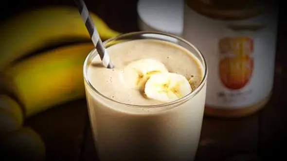 “اسموتی موز” با بادام زمینی دسری خوشمزه+ طرز تهیه