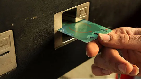 کارت سوخت فعلاً حذف نمی‌ شود / چالش‌ ها مانع جایگزینی با کارت بانکی