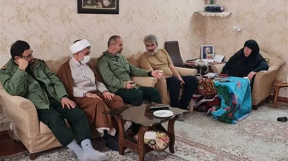 دیدار با خانواده شهدا موجب عزت و افتخار است