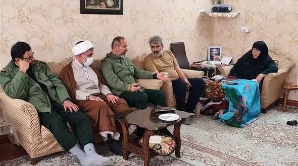 دیدار با خانواده شهدا موجب عزت و افتخار است