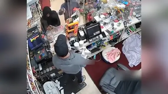 فیلم باورنکردنی از شلیک فروشنده به سارقان / دزدی نیمه تمام ماند