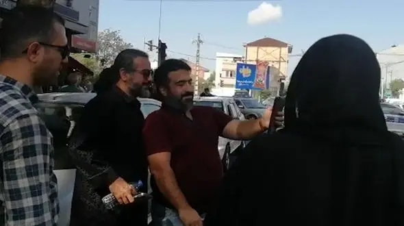 برخورد مردمی پرواز همای با طرفدارانش در مراسم خاکسپاری هوشنگ ابتهاج + فیلم