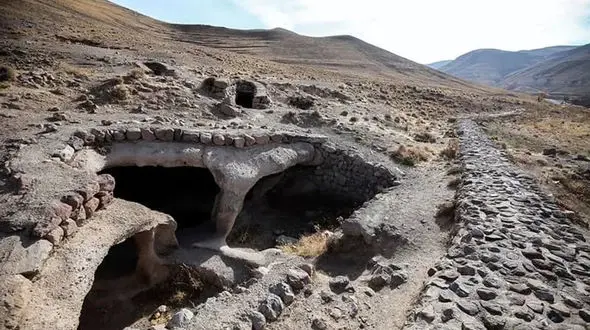 مردم این روستا زیر زمین زندگی می‌کردند + عکس