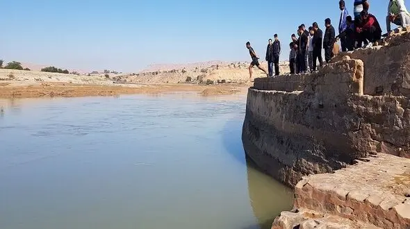 شنای 2 کیلومتری سینا شاهمرادی به یاد شهدای غواص در رودخانه کارون