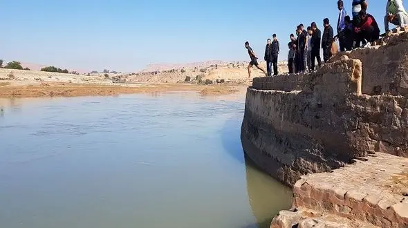 شنای 2 کیلومتری سینا شاهمرادی به یاد شهدای غواص در رودخانه کارون