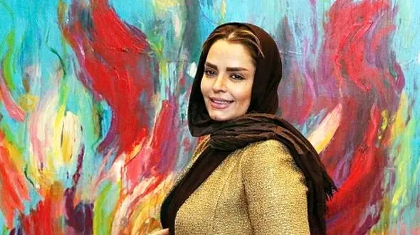 تیپ سنتی و همه پسند سپیده خداوردی/ ترکیب مانتوی مشکی و جلیقه‌ی خوشرنگش چه کرده؟!