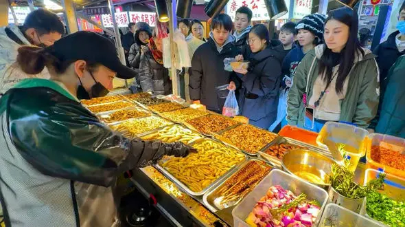 کشف طعم‌های خاص خیابانی چین؛ کبوتر سرخ شده و نودل حلزون + فیلم