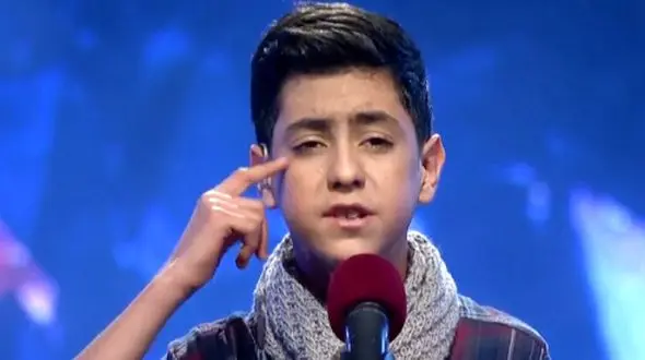 فیلم اجرای باشکوه  آهنگ ماه عسل توسط این پسر نوجوان/ محسن یگانه باید از این بچه یاد بگیره!