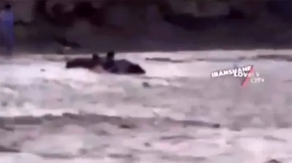 فیلم نفسگیر از اقدام جوان بلوچی در سیل ویرانگر /  او با فداکاری مردم را از سیل بیرون می کشید