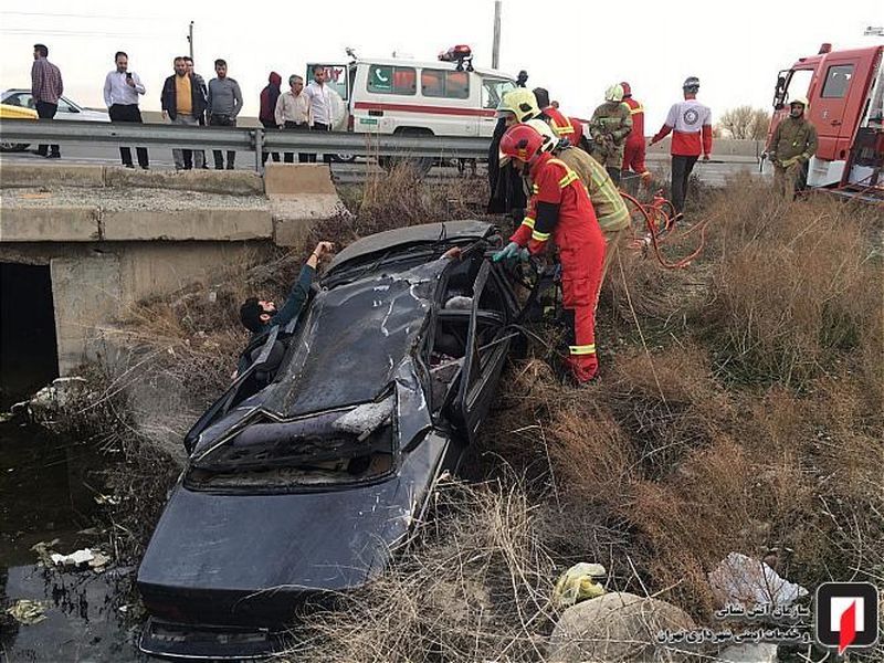 اقدام به موقع آتش نشانان برای نجات دو سرنشین خودروی واژگون شده 