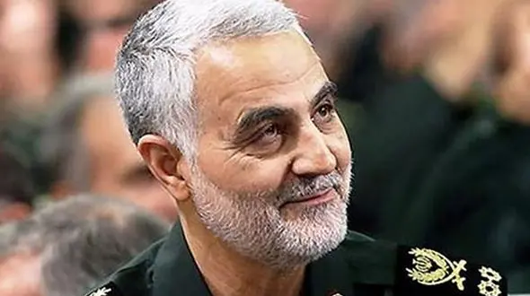 عکس  سفر در زمان / «سردار سلیمانی» در حال دریافت «بالاترین نشان نظامی ایران» از رهبری انقلاب