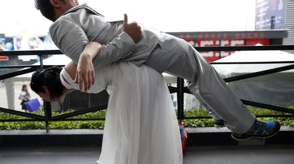 مسابقه دویدن عروس و دامادها در لباس های شب جشن +تصاویر دیدنی