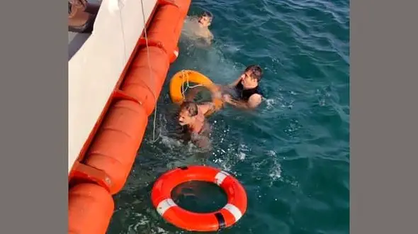 فیلم عملیات  نجات جان 4 صیاد بندرانزلی از مرگ / لنج غرق شد