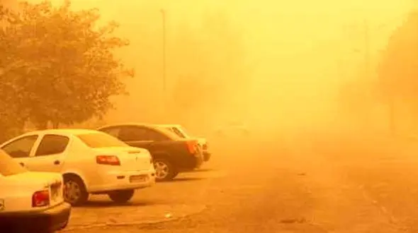 ایستاده در غبار/ آماده باش نیروهای فوریت‌های پزشکی دانشگاه زابل در طوفان گرد و غبار +فیلم