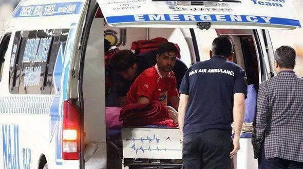 بازیکن پرسپولیس با آمبولانس از زمین خارج شد + عکس 