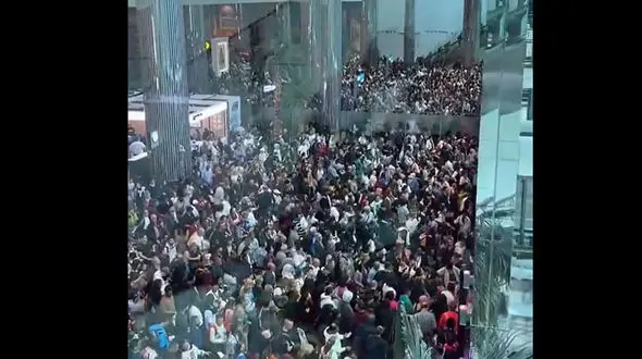 فیلم / فرودگاه دبی شاهد بزرگترین موج خروج مسافران در سایه جنگ منطقه‌ای است