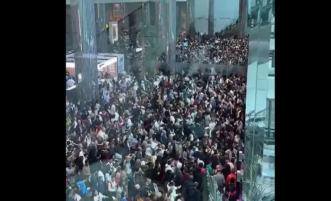 فیلم / فرودگاه دبی شاهد بزرگترین موج خروج مسافران در سایه جنگ منطقه‌ای است