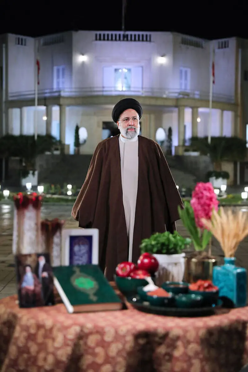 عکس یاذگاری رئیسی کنار «سفره هفت‌سین» متفاوت در حیاط هیئت دولت