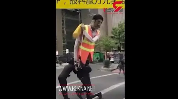 تمیز کردن شیشه اتومبیل توسط کارگر غول پیکر + فیلم 