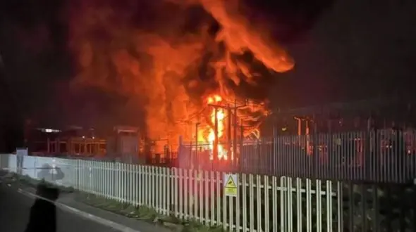 قطعی برق و آتش‌ سوزی در فرودگاه لندن/ هزاران مسافر سرگردان شدند