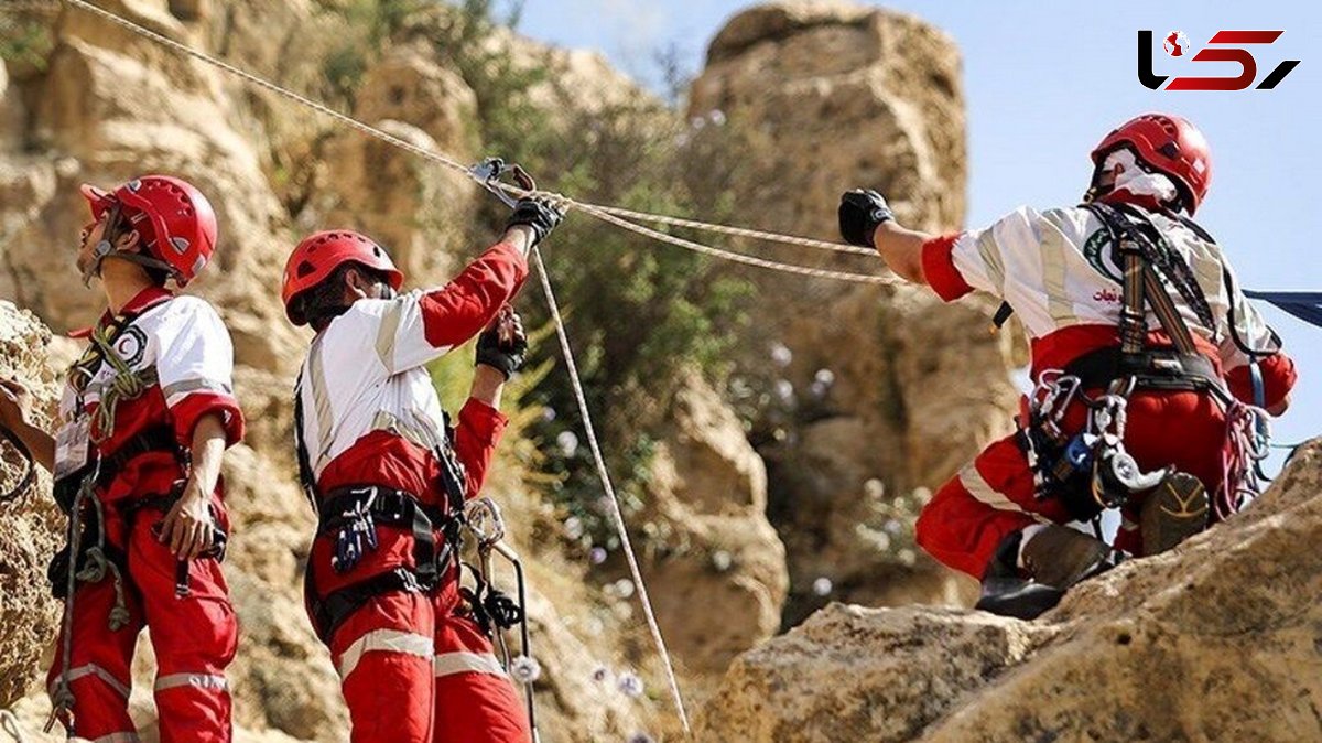 40 ساعت جدال 5 کوهنورد برای نجات از ارتفاعات آبشار کرو دیکن  / هلال احمری ها فرشته نجات شدند