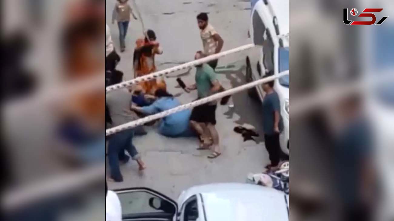 فیلم لحظه دعوای عجیب چند زن با چاپستیک و قمه در وسط خیابان