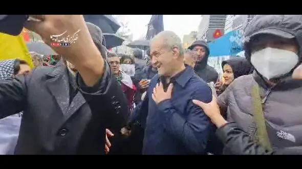فیلم حضور پزشکیان در راهپیمایی روز قدس و گرفتن عکس یادگاری با مردم