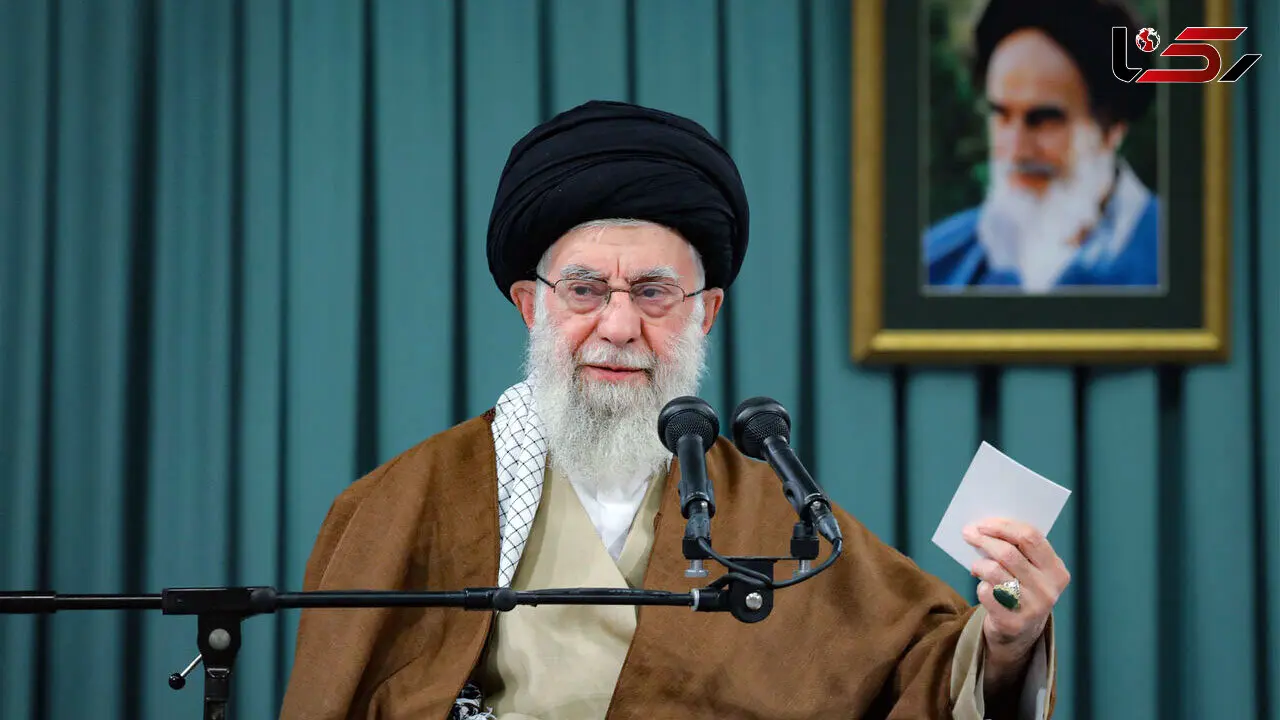 قدم زنی رهبر معظم انقلاب به همراه نوه چشم رنگی و خوشگلشان/ نوه و پدربزرگ دست در دست هم