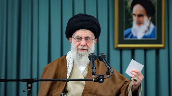 قدم زنی رهبر معظم انقلاب به همراه نوه چشم رنگی و خوشگلشان/ نوه و پدربزرگ دست در دست هم