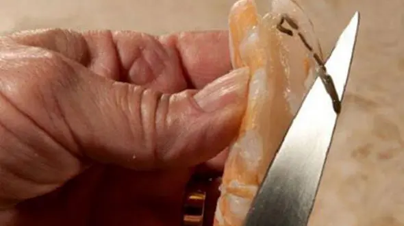 صحیح ترین روش پاک کردن ماهی و میگو +عکس