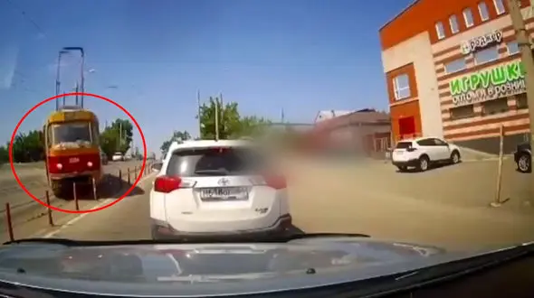 فیلم برخورد تراموا با خودروی سواری در خیابان