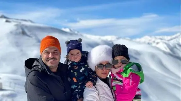 فیلم/ موتورسواری سام درخشانی با موهای بلوند به همراه همسر و دو فرزندش، برسام و برکه در خیابان‌های تهران