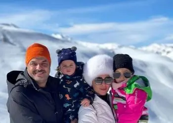 فیلم/ موتورسواری سام درخشانی با موهای بلوند به همراه همسر و دو فرزندش، برسام و برکه در خیابان‌های تهران