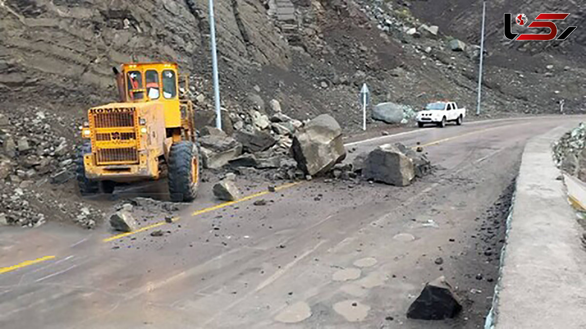 له شدن دو ماشین در ریزش ناگهانی کوه در جاده چالوس