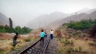 دهقان فداکار گرمساری را بشناسید + فیلم لحظه نجات قطار مسافربری از سیل