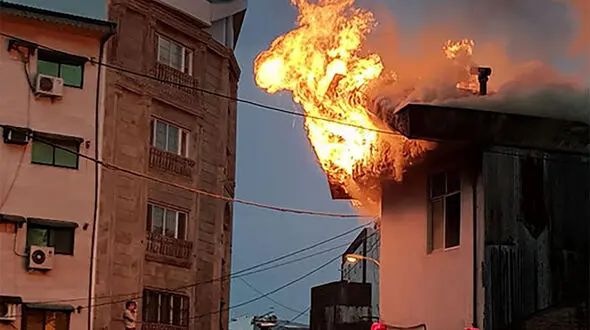 آتش سوزی وحشتناک در یک قدمی پمپ بنزین شهر مریوان 