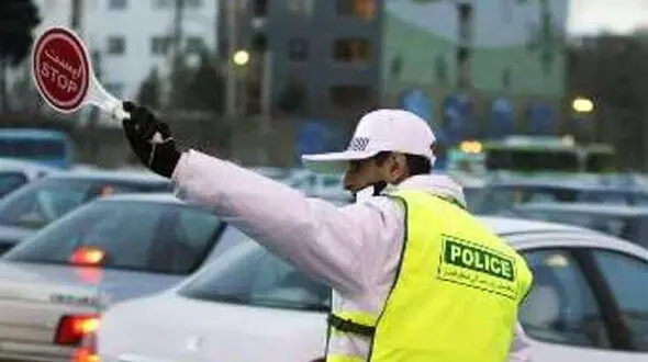 اقدام شجاعانه مأموران پلیس راهور ورامین/پایان فرار سارق خودروی پژو 206 با دستگیری متهم