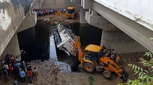 تصادف مرگبار اتوبوس در هند با 29 کشته+عکس وفیلم