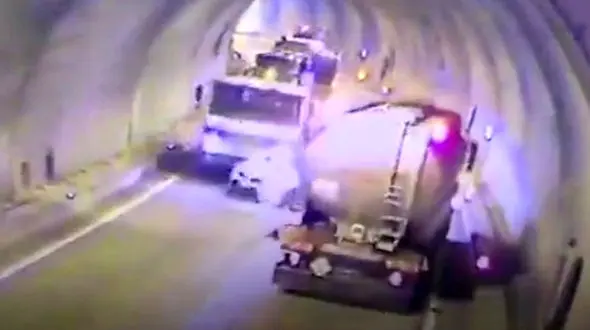 سبقت بی جا به تصادف در تونل ختم شد + فیلم