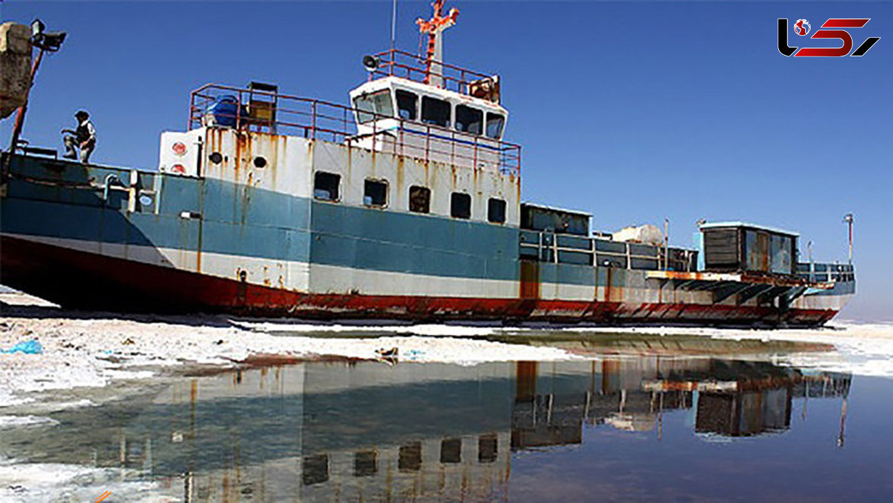 فیلم / کشتی‌ بزرگ دریاچه ارومیه روی آب حرکت کرد /  آرتمیا پس از سال‌ها خشکسالی دل به دریا زد